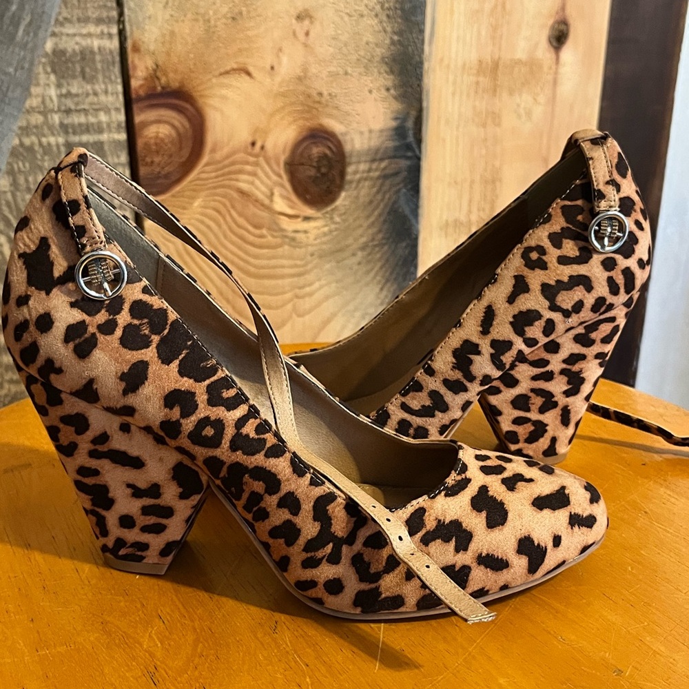 Torrid size 9 leopard heel, great for a holiday party!!